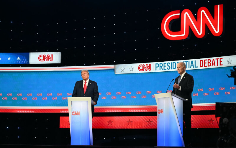 美國總統大選首場辯論登場，川普（左）與拜登（右）激烈交鋒。（法新社）