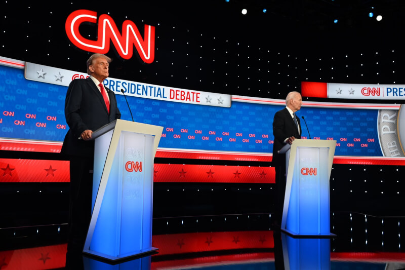 美國總統拜登（右）時隔4年再度對決即將獲共和黨提名的川普（左），兩人美東時間27日晚間9時在CNN主辦辯論會上交鋒。（安納杜魯新聞社）