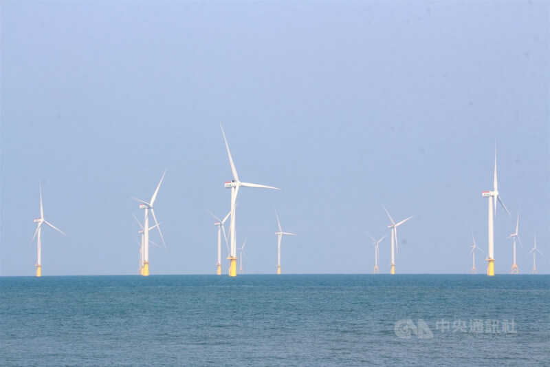 圖為位於苗栗竹南，台灣首座離岸風電示範風場「海洋風電」。（中央社檔案照片）