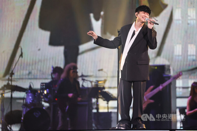 第35屆金曲獎29日晚間頒獎，歌手林俊傑有機會抱回第3座獎盃。（中央社檔案照片）