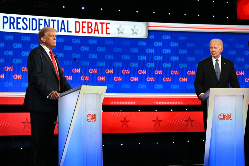 美國總統拜登（右）與前總統川普（左）27日進行電視辯論。（法新社）