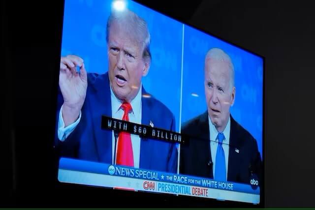 美國總統拜登（右）28日在大選首場電視辯論表現不佳，引發黨內質疑是否仍要提名他代表民主黨參加大選。（路透社）