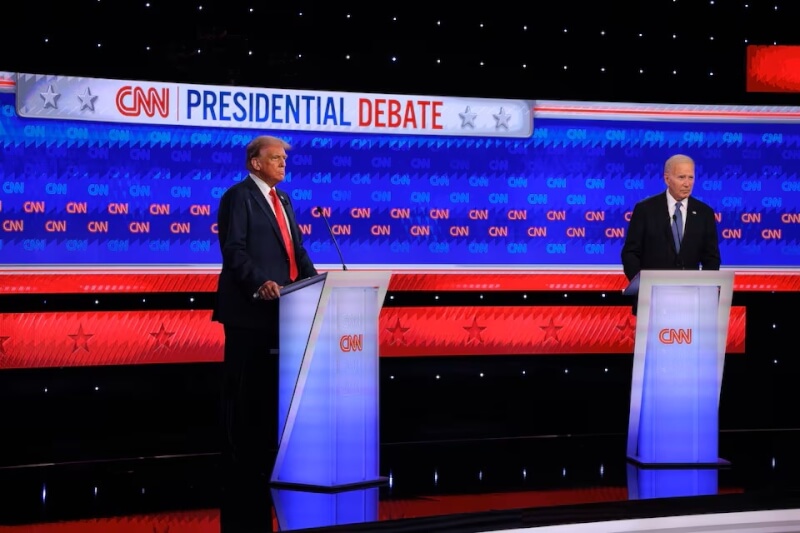 美國總統大選首場電視辯論27日登場，拜登（右）與川普（左）時隔4年再度正面交鋒。（路透社）