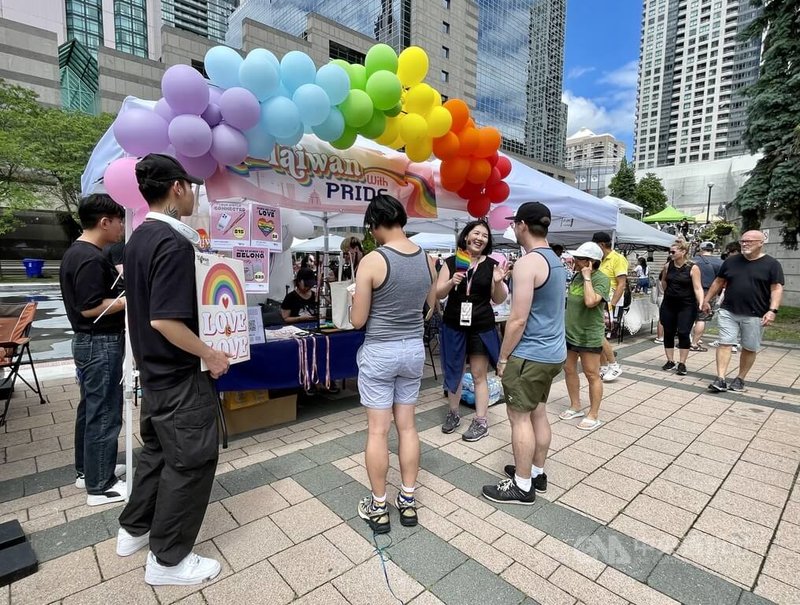 「寬容自信台灣協會」（Taiwan with Pride）日前應邀在多倫多「大玩音樂祭」設攤，現場賣力宣傳並推出紀念小物籌款，吸引不少人報名，準備一同參與30日的多倫多同志大遊行。中央社記者胡玉立多倫多攝 113年6月29日