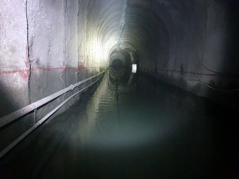 阿里山林鐵新建42號隧道施工期間遇多重挑戰,包括湧水災害、無法施工,當時利用抽水機一時無法排除,經採取止水灌漿後,成功通過災害區段。(阿里山林鐵及文資處提供)中央社記者黃國芳傳真 113年6月29日