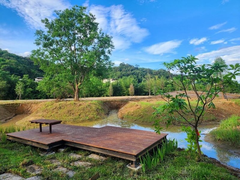 新北市貢寮環保公園（圖）與雙溪河岸相鄰，近期重整工程運用既有環境資源塑造地景體驗場域，重新設計環河道路及排水路線，6月底順利完工，預計9月底將正式開放民眾體驗。（新北市觀旅局提供）中央社記者黃旭昇新北市傳真  113年6月29日