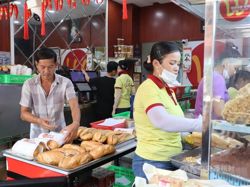 越南官方29日公布，預計越南2024年第2季的經濟成長率將達6.93%，與此同時通膨壓力也很大，CPI年增率超過4%。圖為胡志明市一家越南麵包店，攝於113年5月18日。中央社記者陳家倫胡志明市攝  113年6月29日
