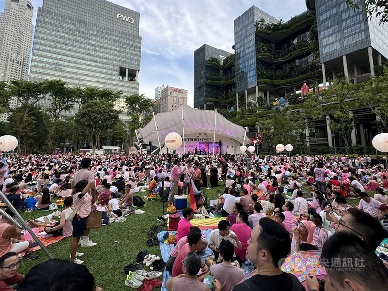 声援同性恋、双性恋和跨性别恋爱自由的新加坡「粉红点」活动6月29日在新加坡芳林公园登场，现场涌入大批参与者。中央社记者吴升鸿新加坡摄  113年6月29日