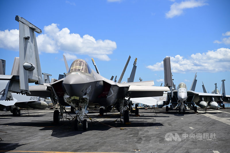 世界先進戰機F-35閃電II（Lightning II）（左）和電影「捍衛戰士：獨行俠」當中的F/A-18超級大黃蜂戰鬥機（右）停放在航空母艦卡爾文森號（USS Carl Vinson，CVN-70）的飛行甲板。中央社特約記者Edward Bungubung攝 113年6月29日