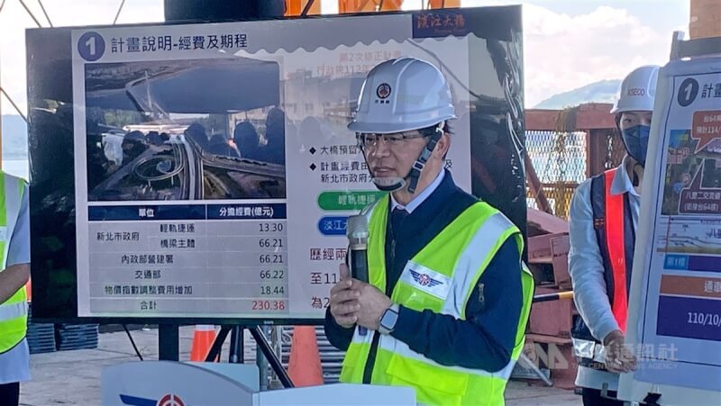 交通部長李孟諺(前)29日陪同行政院長卓榮泰視察淡江大橋工程進度,他表示,淡江大橋不僅是西濱台61線往北延伸跨過淡水河的重要關鍵,將來甚至有機會延伸台2線、北海岸,讓整個西濱快速道路、淡水河以北,能夠快速連結桃園機場與台北港。中央社記者黃旭昇新北攝 113年6月29日