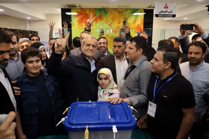 伊朗温和派国会议员裴泽斯基安（前左3）28日在投票所与支持者合影。（Majid Asgaripour/West Asia News Agency via 路透社）