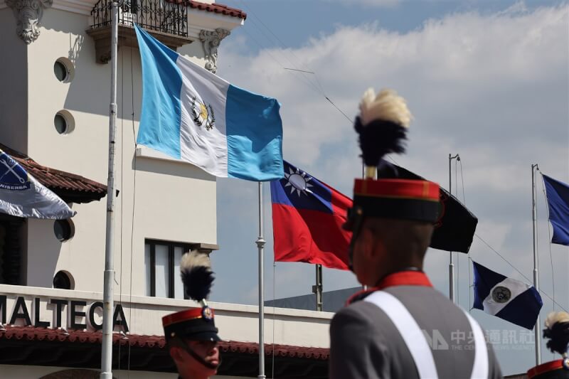 圖為瓜地馬拉國旗與中華民國國旗。（中央社檔案照片）