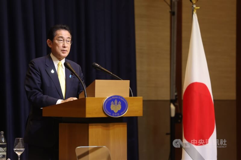 圖為去年11月APEC領袖峰會後岸田文雄在泰國當地舉行國際記者會，說明維持印太地區和平與穩定與相關國家合作及對話是日本的目標。（中央社檔案照片）
