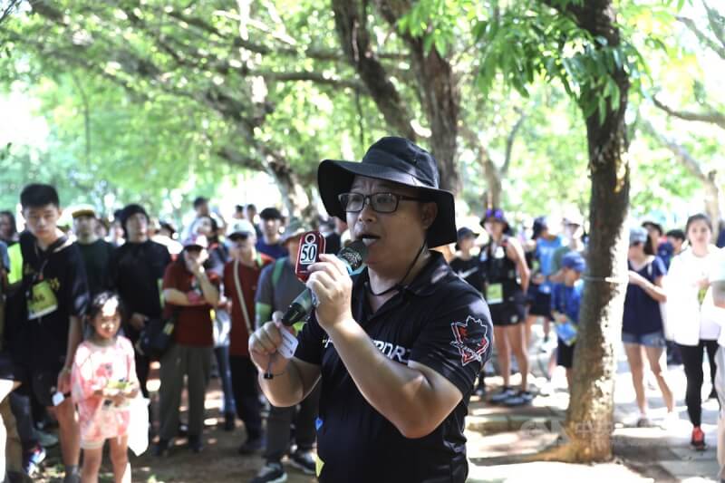 黑熊學院29日在台北榮星花園舉辦「黑熊定向解謎挑戰賽」，工作人員向參與者講解遊戲規則。中央社記者趙世勳攝　113年6月29日