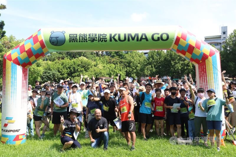 黑熊學院29日在台北榮星花園舉辦「黑熊定向解謎挑戰賽」，黑熊學院執行長朱福銘（蹲者左2）與參與者一同合影留念。中央社記者趙世勳攝　113年6月29日