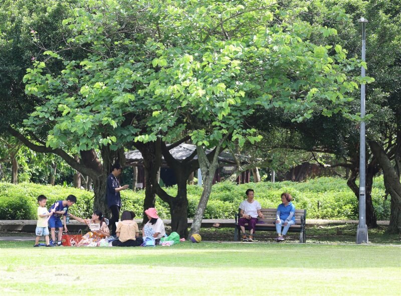 民眾帶著家中小朋友到台北大安森林公園野餐。圖非當事飼主。（中央社檔案照片）