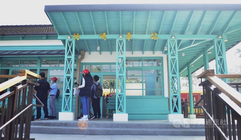 嘉義縣定古蹟阿里山林鐵竹崎車站2011年11月整修完成，使用台灣檜木（紅檜）為修復主要材種，恢復木造車站原有面貌，一襲浪漫蒂芬妮藍色調，非常迷人。中央社記者蔡智明攝 113年6月29日