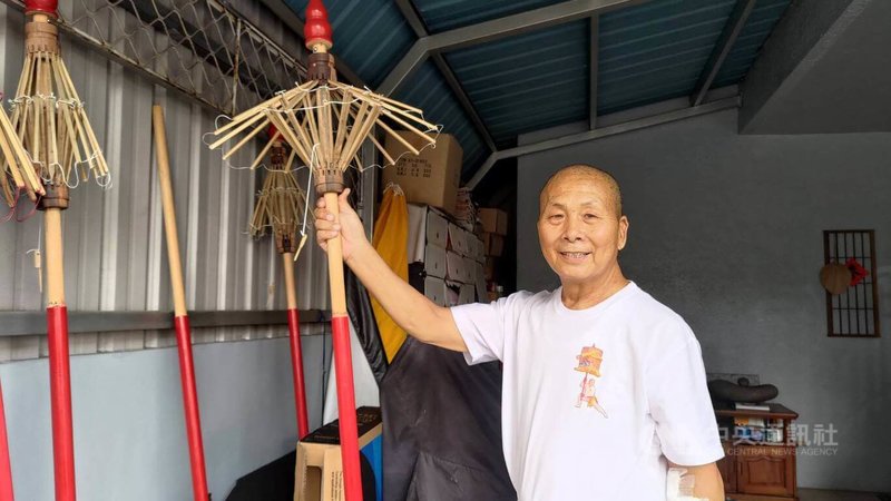 65歲的呂柏達致力傳承廟會中的踏娘傘技藝,手上的娘傘也堅持手工製作,還原傳統精神。中央社記者蔡孟妤攝 113年6月29日