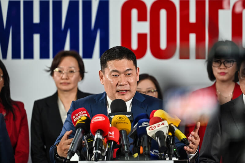 蒙古國總理奧雲-額爾登（前）在首都烏蘭巴托的記者會上宣布，他領導的執政黨蒙古人民黨贏得多數議席。（法新社）