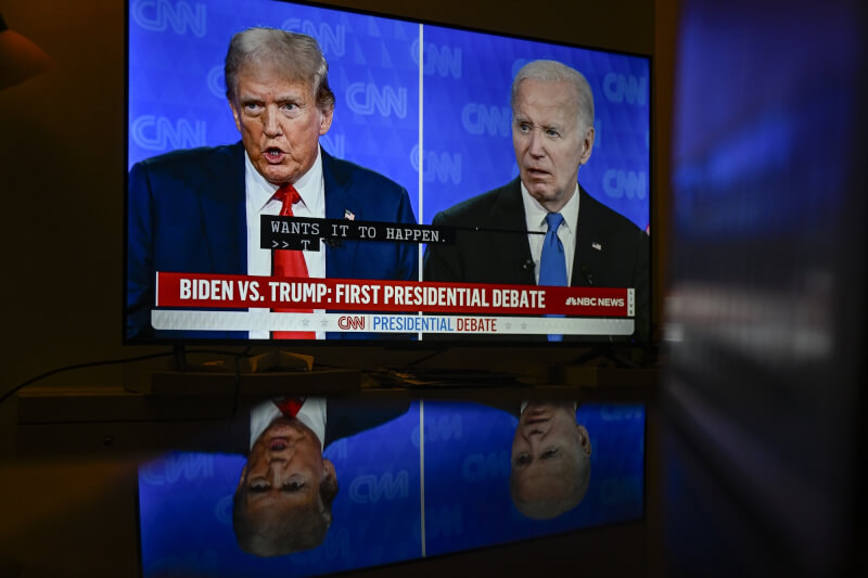 27日美國維吉尼亞州一處電視播放拜登（右）和川普（左）的首次辯論。（安納杜魯新聞社）