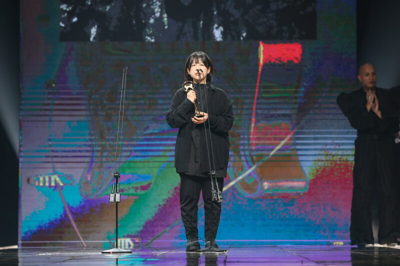 草東沒有派對29日以專輯「瓦合」抱回第2座金曲獎最佳樂團獎，經紀人上台代領獎。（台視提供）
