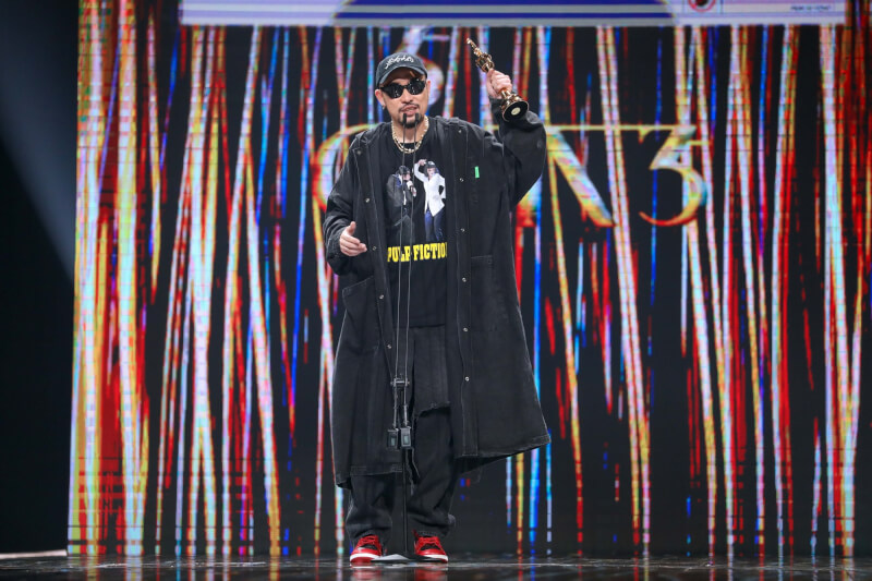 MC HotDog热狗以专辑「脏艺术家」夺下第35届金曲华语歌王。（台视提供）