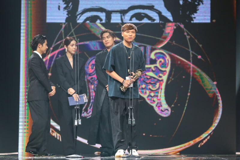 中国歌手许钧以歌曲「歌一切」夺最佳作曲人奖，不过他本人并未到场，由他人替许钧代领奖、讲感言。（台视提供）