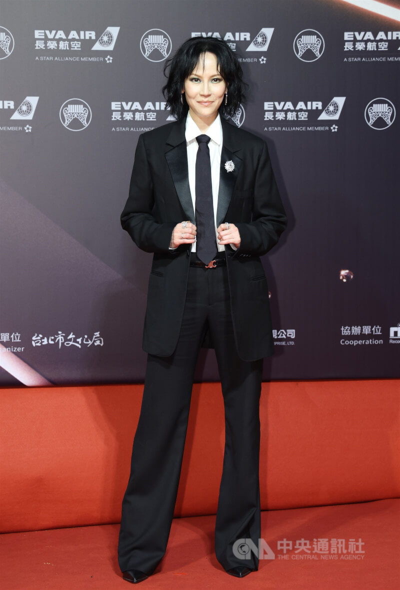歌手楊乃文今年選擇以經典黑西裝搭配領帶的中性裝扮現身紅毯。中央社記者張新偉攝　113年6月29日