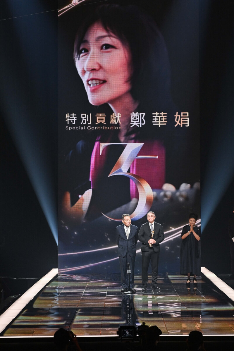已故音乐人郑华娟29日获颁金曲特别贡献奖，丈夫Michael（前右）与大哥郑华伟（前左）代为领奖。（台视提供）