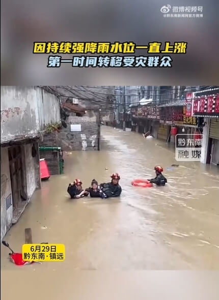 中國貴州省持續暴雨，因為上游洩洪導致㵲陽河出現破紀錄洪峰，知名古城鎮遠今天慘遭洪水淹沒。（圖取自黔東南新聞網微博weibo.com）