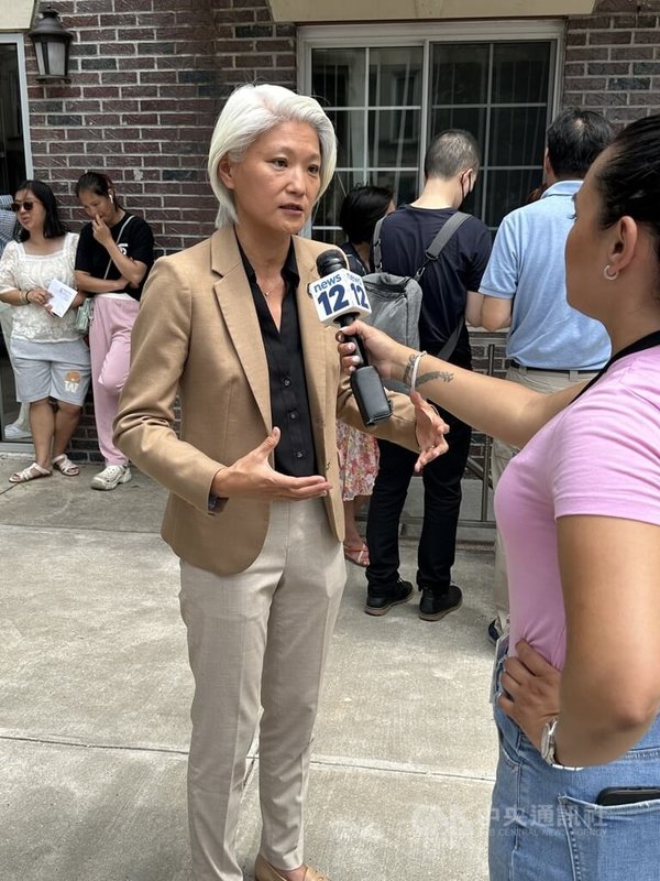 美国纽约州首位亚裔女性州参议员、来自台湾的曲怡文（前左）26日出席选民服务活动后接受当地媒体访问。中央社记者廖汉原纽约摄 113年6月29日