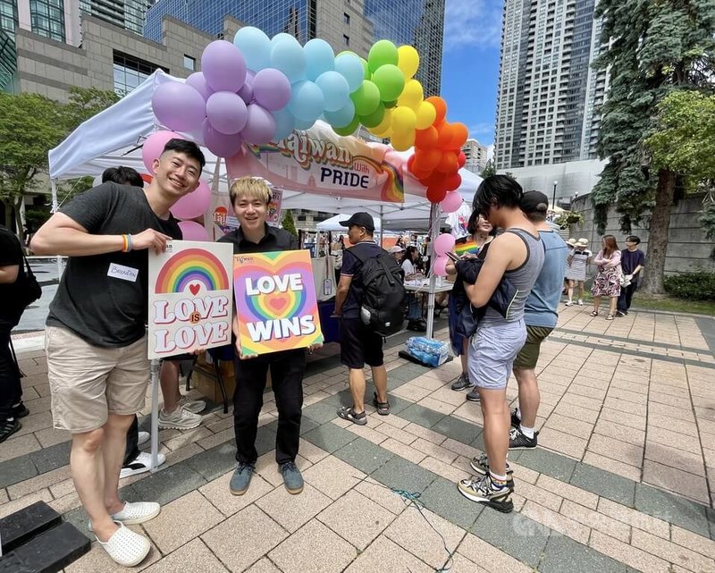 「寬容自信台灣協會」（Taiwan with Pride）負責人蘇友晟（左）說：「我們是一個為了多倫多同志大遊行而出現的團體，為的就是讓大家看到台灣。」中央社記者胡玉立多倫多攝 113年6月29日