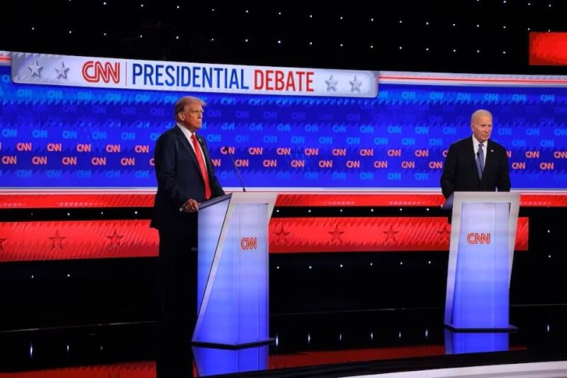 美國總統大選27日舉行首場電視辯論，拜登（右）與川普（左）時隔4年再度正面交鋒。（路透社）