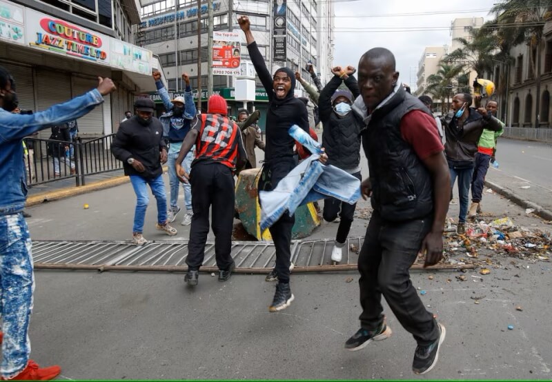 肯亞示威民眾27日在街頭對著警方吶喊。（路透社）