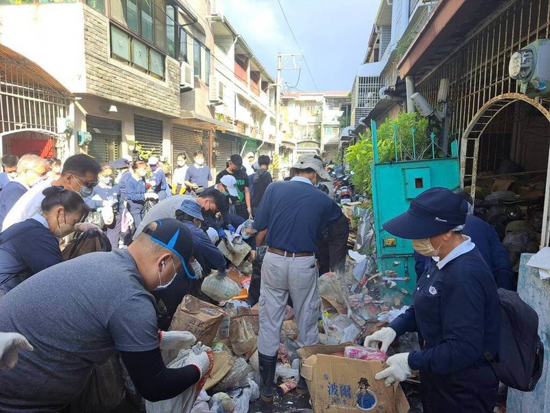 台南市北區一戶民宅內堆滿雜物，區公所30日發動近百名志工協助清理，清出約20公噸雜物，由環保局協助清運。（北區公所提供）中央社記者楊思瑞台南傳真  113年6月30日