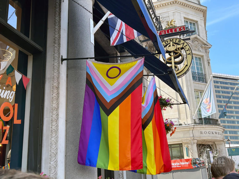 伦敦有许多店家响应骄傲月，在店家外挂上彩虹旗。中央社记者简玉晴伦敦摄  113年6月30日