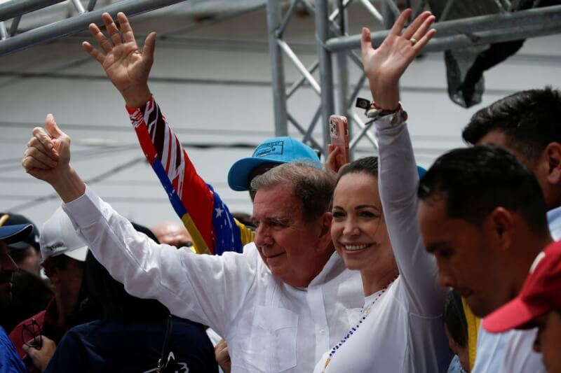 图为反对派领袖玛查多（中）与反对派总统参选人龚萨雷兹（左）向支持者挥手。（路透社）