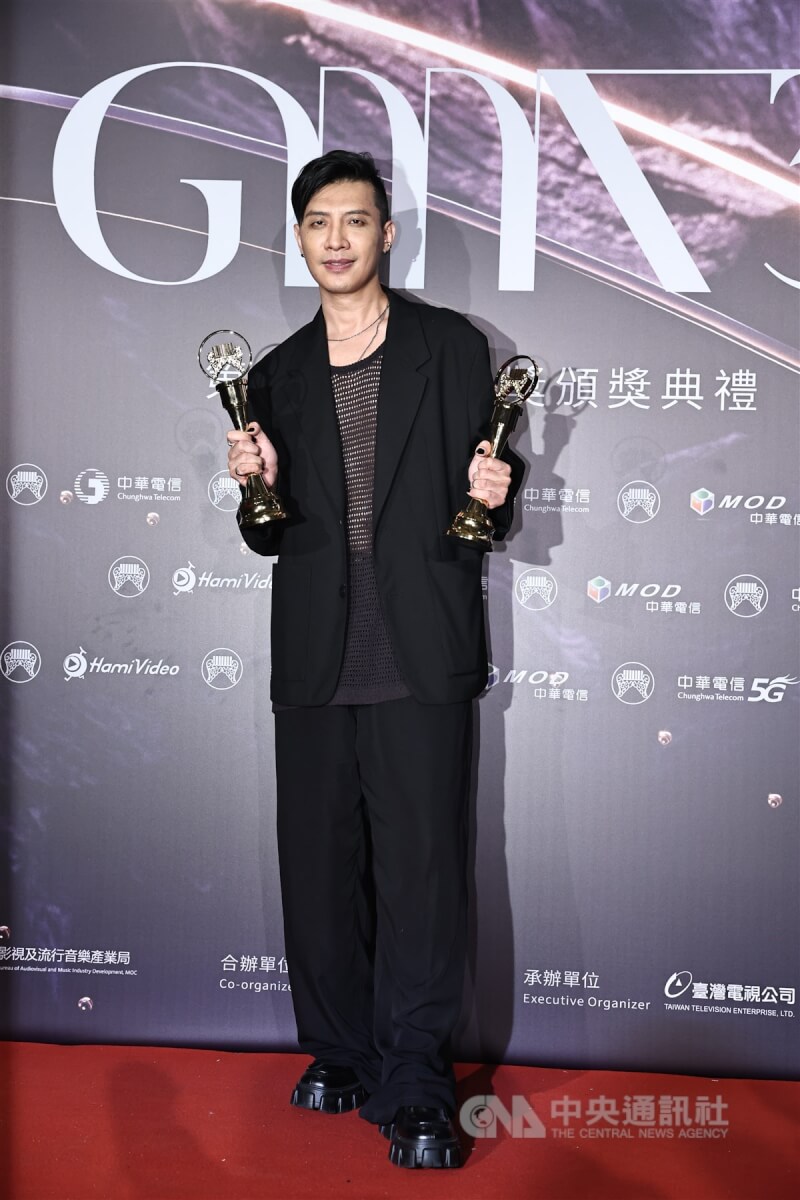 邁入第35屆的金曲獎今年在台北小巨蛋舉辦頒獎典禮,29日晚間熱鬧登場,音樂製作人陳君豪(圖)憑藉專輯Flow拿下本屆最佳專輯製作人獎。中央社記者翁睿坤攝 113年6月29日
