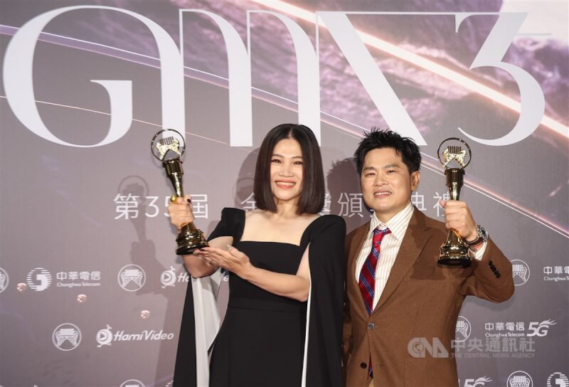 第35屆金曲獎29日在台北小巨蛋盛大頒獎,新科台語歌王、歌后分別由蘇明淵(右)、黃妃(左)獲得,兩人皆不是首度封王稱后,開心在後台合影留念。中央社記者張新偉攝 113年6月29日
