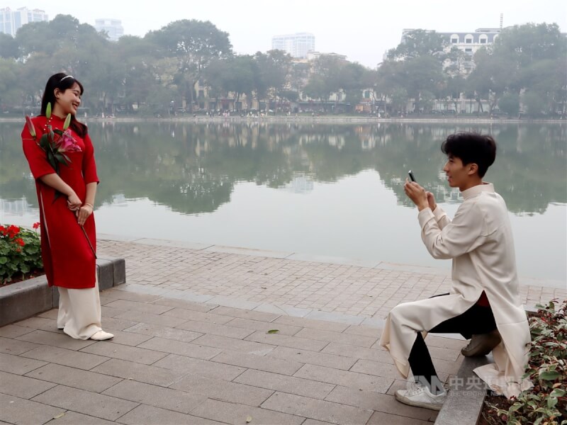 在台灣的越南配偶大多來自越南南部，有說法認為這是因為台灣與南越地區的交流較早所致；而北越地區人民較為傳統、保守，擔心子女因婚姻遠走異國而受苦。圖為穿著越南傳統服飾攝影的情侶。中央社記者陳家倫河內攝 113年6月30日