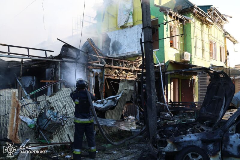 俄羅斯29日空襲烏克蘭東部及南部多地，消防人員在維利尼揚斯克市滅火救援。（圖取自facebook.com/UA.National.Police）