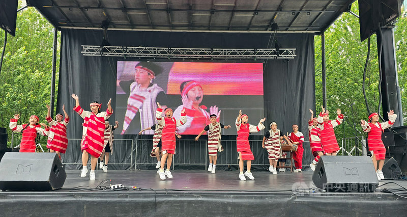 台中和平国小舞蹈队唱跳出泰雅族文化的美丽，获得现场满堂彩，让加拿大官员频频称赞要多向台湾学习，更好地传播原住民文化。中央社记者程爱芬温哥华摄  113年6月30日