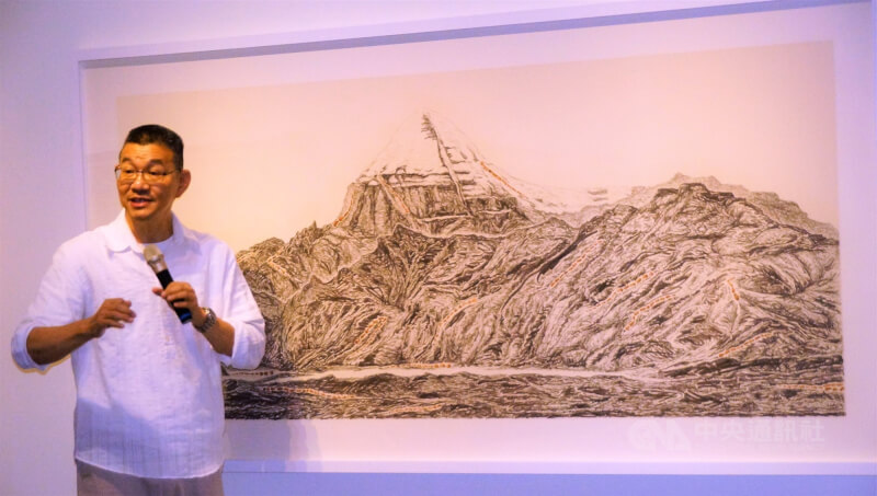 2017年藝術家石晉華在高雄市立美術館設展，解說作品特色。（中央社檔案照片）