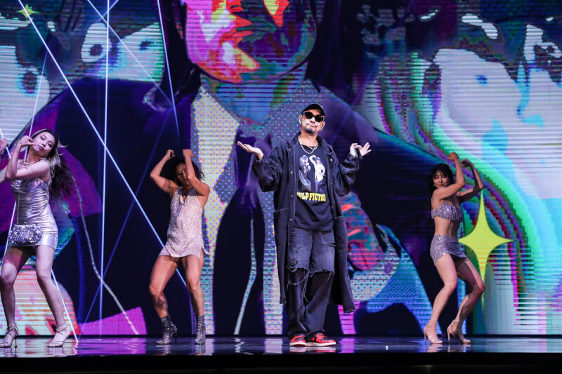 第35屆金曲獎6月29日在台北小巨蛋登場，音樂人MC HotDog熱狗表演時遇到麥克風消音狀況。（台視提供）