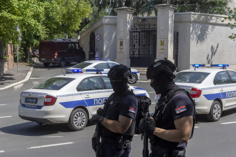 一名男子29日在塞爾維亞首都貝爾格勒攻擊駐守以色列大使館員警，警方封鎖附近街道。（美聯社）