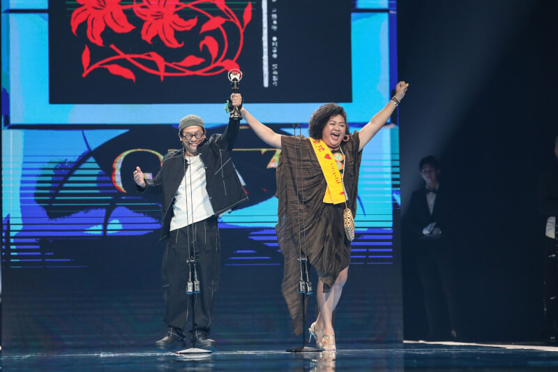 歌手巴奈（中）29日晚間摘下第35屆金曲獎最佳台語專輯獎後，提到今年是中國「天安門事件」35年不該被忘記。（台視提供）