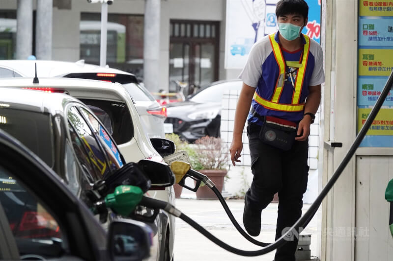 台灣中油7月1日起國內汽、柴油各調降0.2元，95無鉛汽油每公升30.4元。（中央社檔案照片）