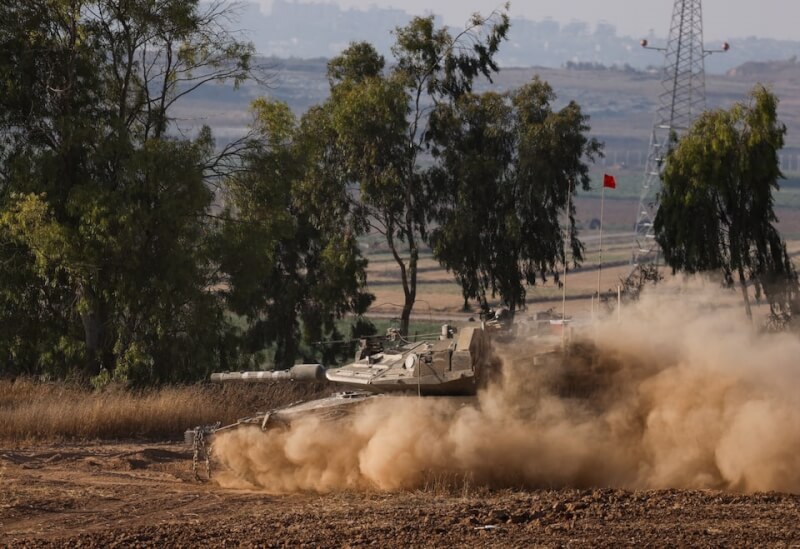 图为27日以色列战车在以色列与加萨边境进行演习。（路透社）