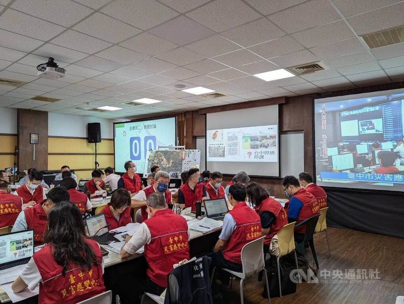 台中市政府1日舉辦土石流及大規模崩塌災害防救演習，上午先在市立圖書館霧峰以文分館實施兵棋推演，模擬情境為梅雨鋒面滯留台灣上空降雨多日引發大範圍崩塌、重大土石流、堰塞湖生成等。中央社記者蘇木春攝  113年7月1日