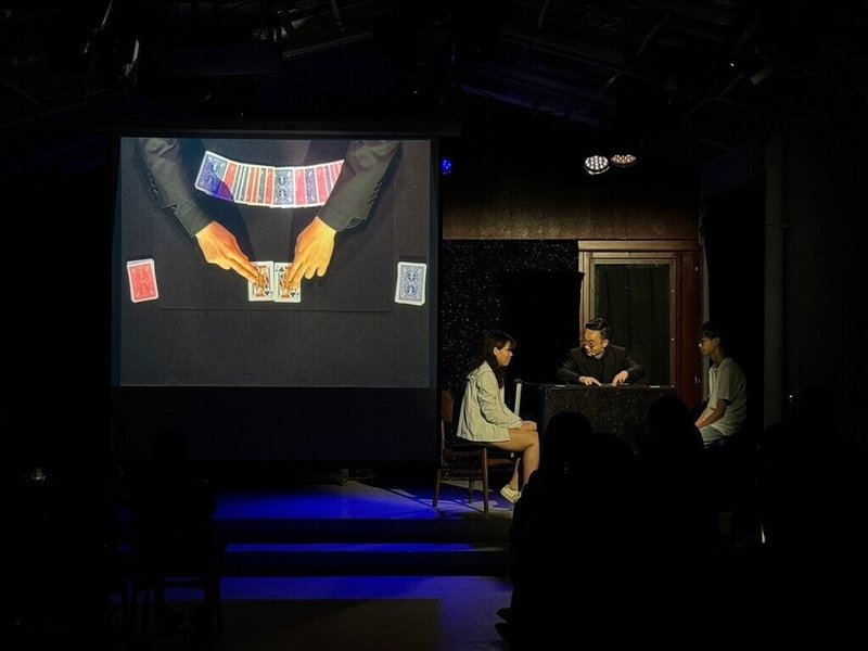魔術師黃柏翰(中)在「命運之約II」表演裡,使用預言、讀心、猜牌、瞬間移動等多種魔術,讓觀眾們看得目不轉睛,每次表演都使現場歡呼不斷。(命運之約II節目提供)中央社記者葉冠吟傳真 113年7月1日